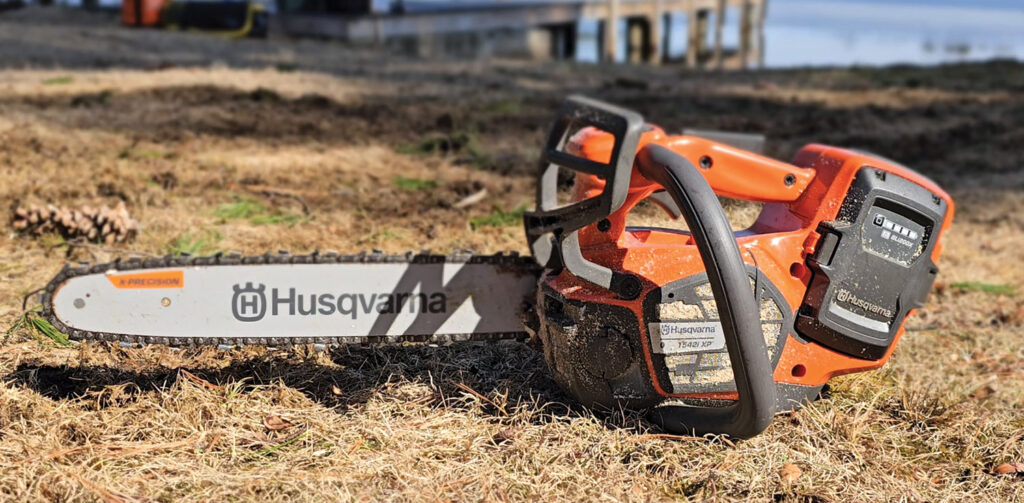 Two New England arborists put the Husqvarna 542i XP battery-powered chain saw through its paces.